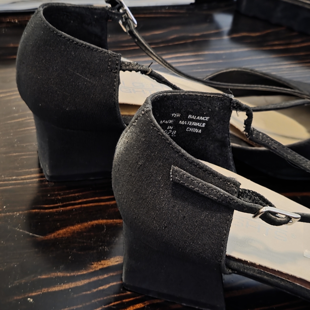 Women's Shoes - Picture 2 of 6